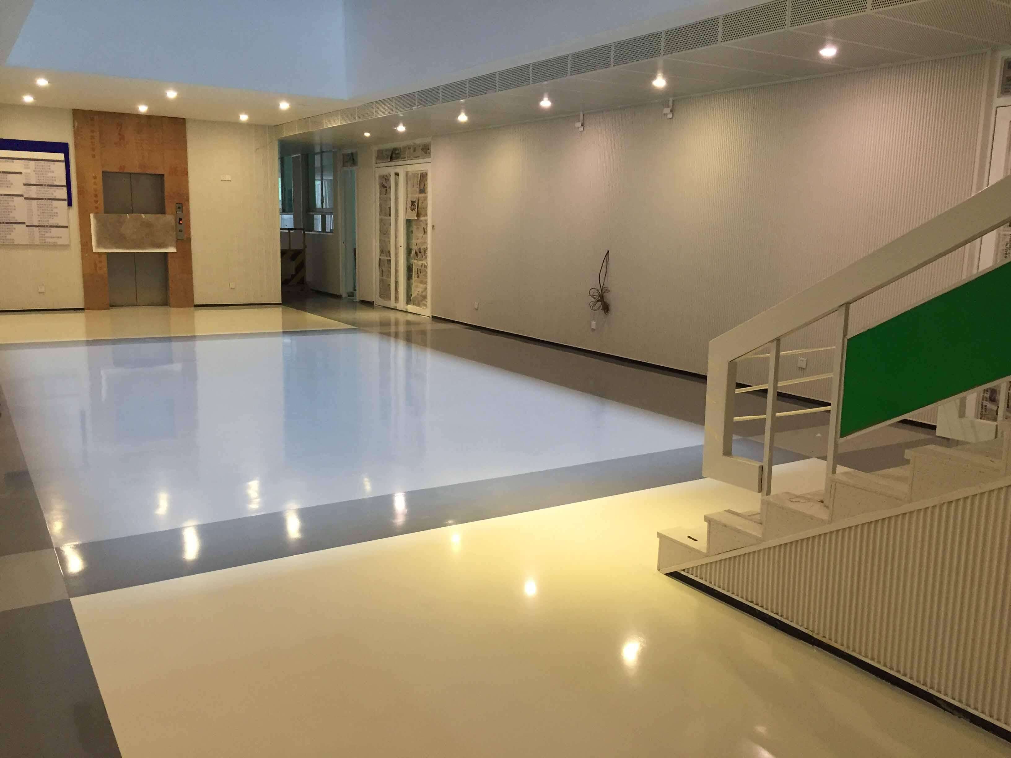 如何用環(huán)氧彩砂地坪漆打造時(shí)尚型購(gòu)物中心地面系統(tǒng)？