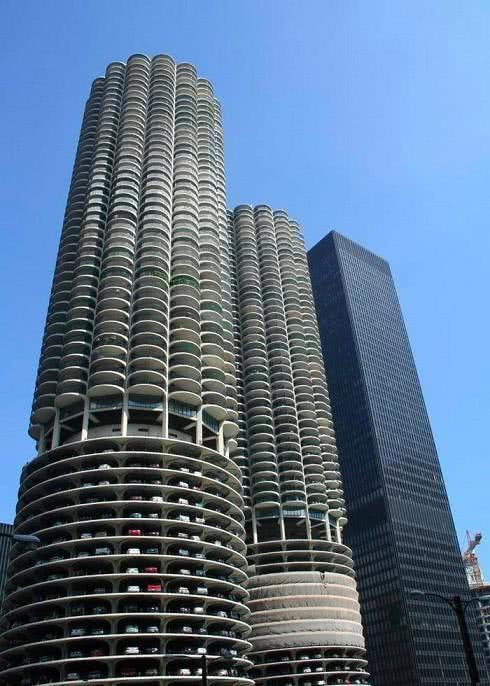 這停車場設(shè)計(jì)可謂滿眼科技感，秒變旅游景點(diǎn)