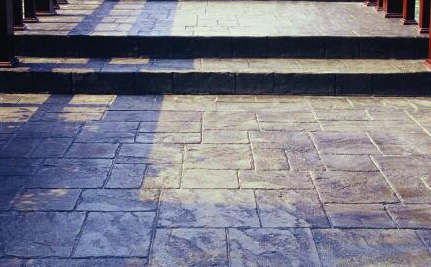 壓花地坪使用在哪些地方？壓花地坪有什么特點(diǎn)？