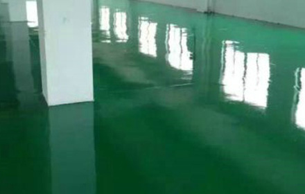 環(huán)氧自流平地坪漆完工后要如何判斷施工質(zhì)量？